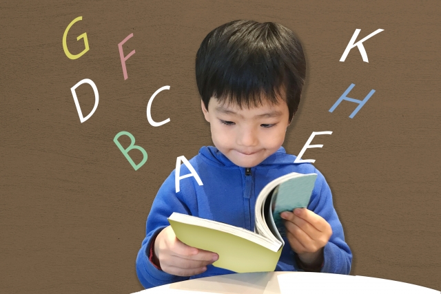 英語の勉強をする少年